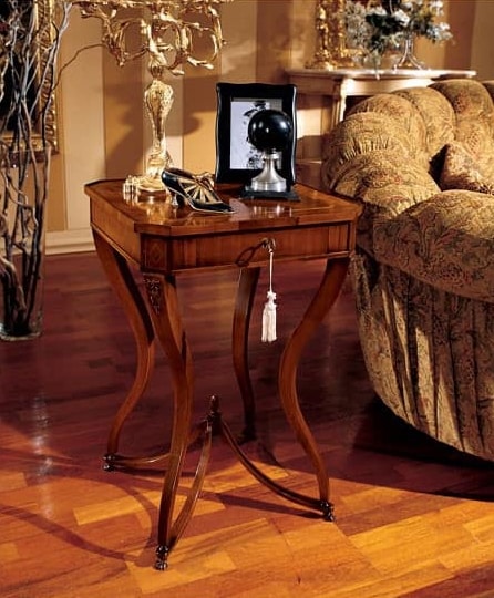 Marika side table 739, Style classique Table basse carrée en bois avec pieds galbés