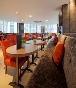 Radisson Hotel tables personnaliss, Tables de bar ovale, fait sur mesure pour l'htel Radisson