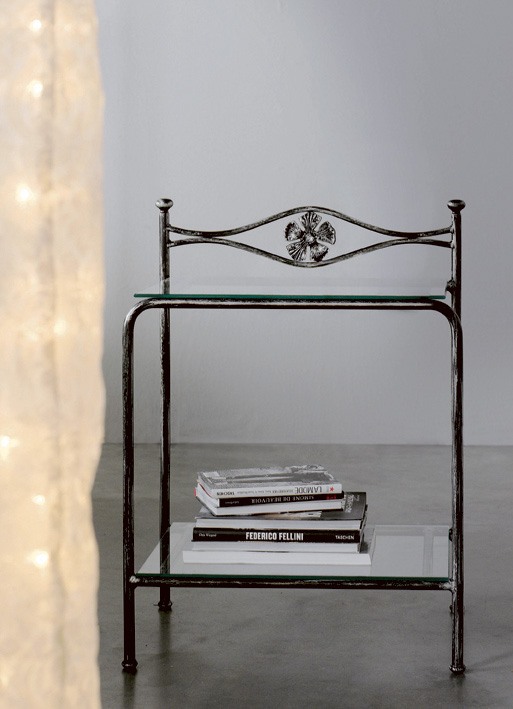 Albatros Bedside Table, Table de chevet en métal avec des étagères en verre, décoration florale