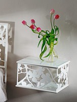 Flower Bedside, Moderne table de chevet en métal avec des étagères en verre