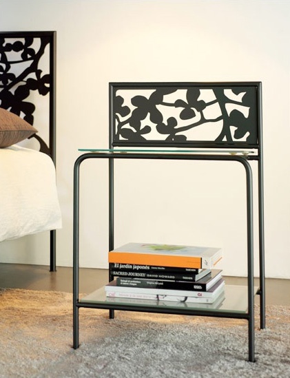 Flower Bedside, Moderne table de chevet en métal avec des étagères en verre