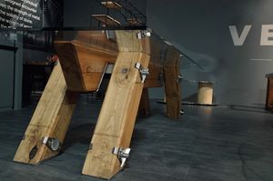 Keywood, Table avec d'impressionnants pieds en merisier massif