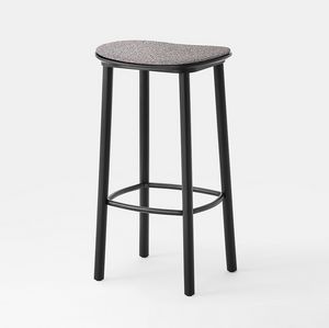 Kalt stool, Tabouret en bois avec assise rembourr�e