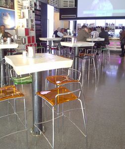 Sol stool, Tabouret linaire empilable, polycarbonate ou ABS sige, pour les bars et restaurants