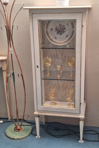 Art. 518, Vitrine de style classique, en bois laqu� blanc