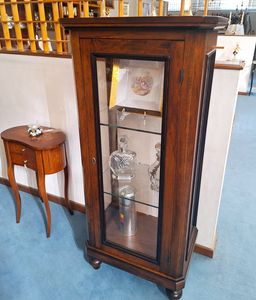 Art. 701, Vitrine de style classique, en bois massif