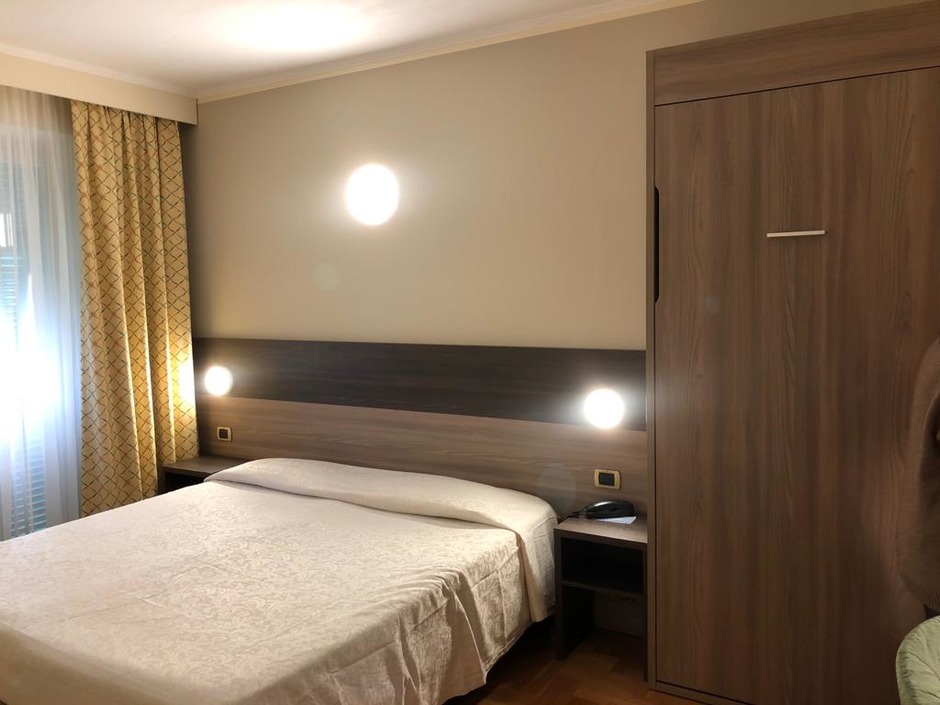 Meubles de chambre d'h�tel � G�nes, Italie