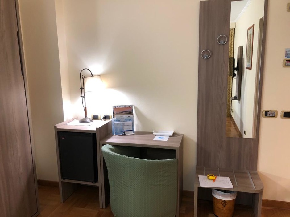 Meubles de chambre d'h�tel � G�nes, Italie
