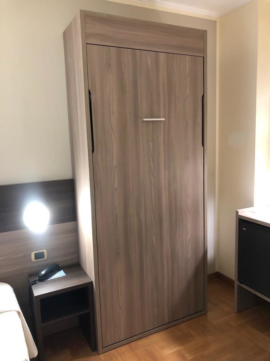 Meubles de chambre d'h�tel � G�nes, Italie