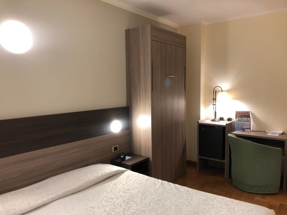 Meubles de chambre d'h�tel � G�nes, Italie