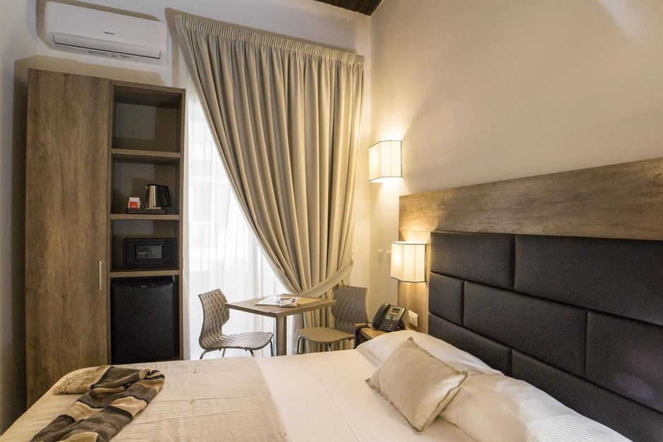 Meubles de chambre d'h�tel � Naples, Italie