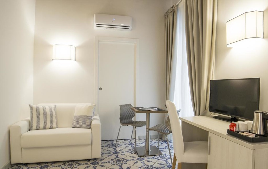 Meubles de chambre d'h�tel � Naples, Italie